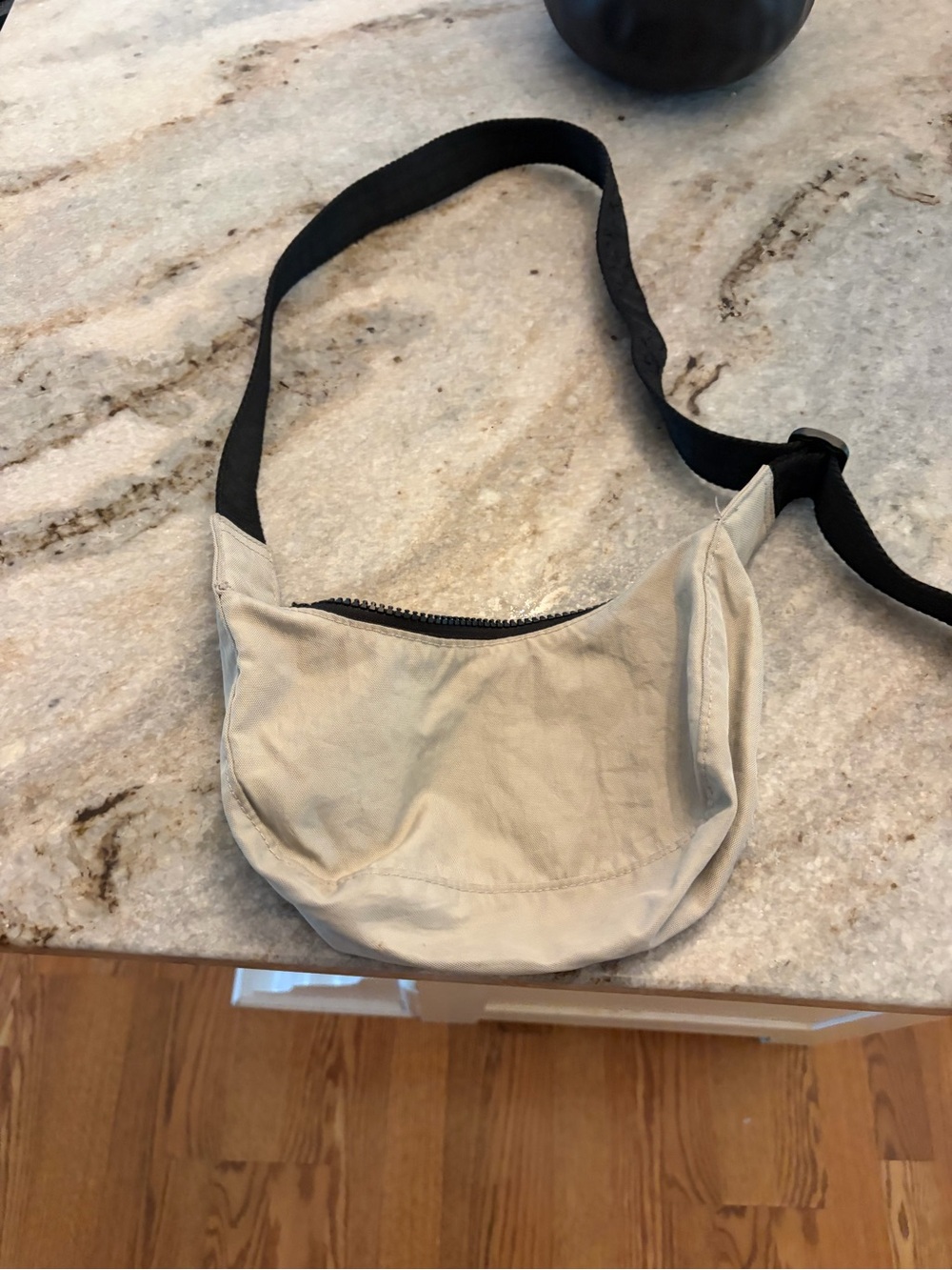 BAGGU Crossbody Bag with Adjustable Black Strap